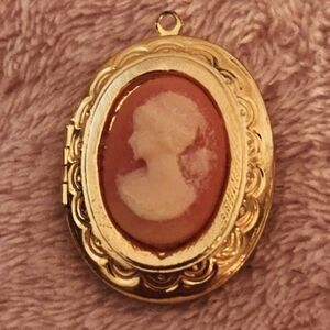 Vintage Gold Tone Cameo Locket Pendant